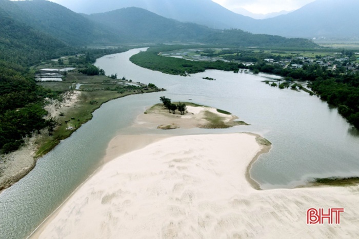 Sông bị bồi lấp.